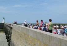 Sortie scolaire sur la digue du phare du Tréport